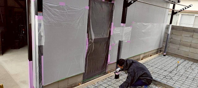 加古川市　カーポート床基礎部分の養生と塗装作業
